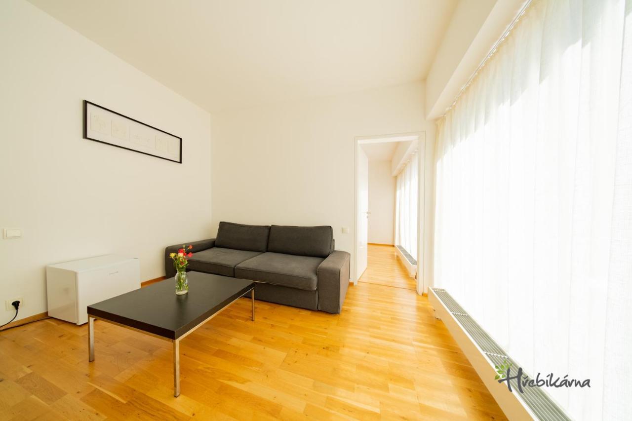 Restaurace a Pension Hřebíkárna Chomutov Esterno foto