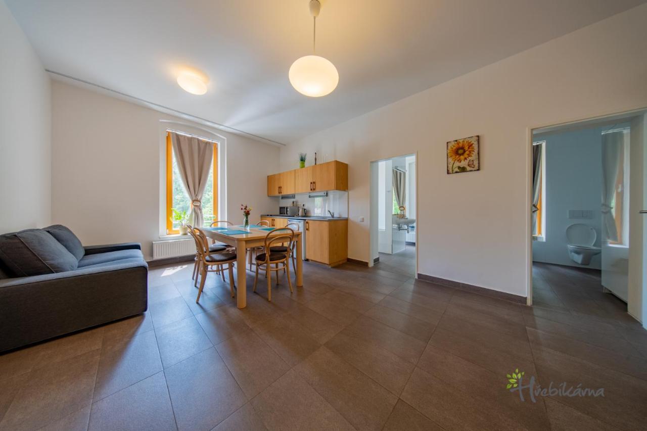 Restaurace a Pension Hřebíkárna Chomutov Esterno foto