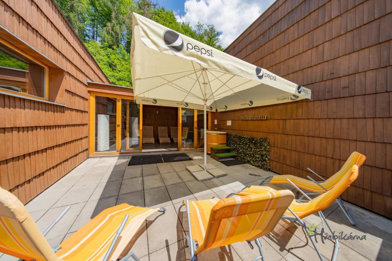 Restaurace a Pension Hřebíkárna Chomutov Esterno foto