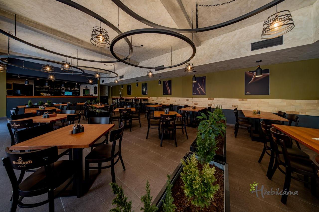 Restaurace a Pension Hřebíkárna Chomutov Esterno foto