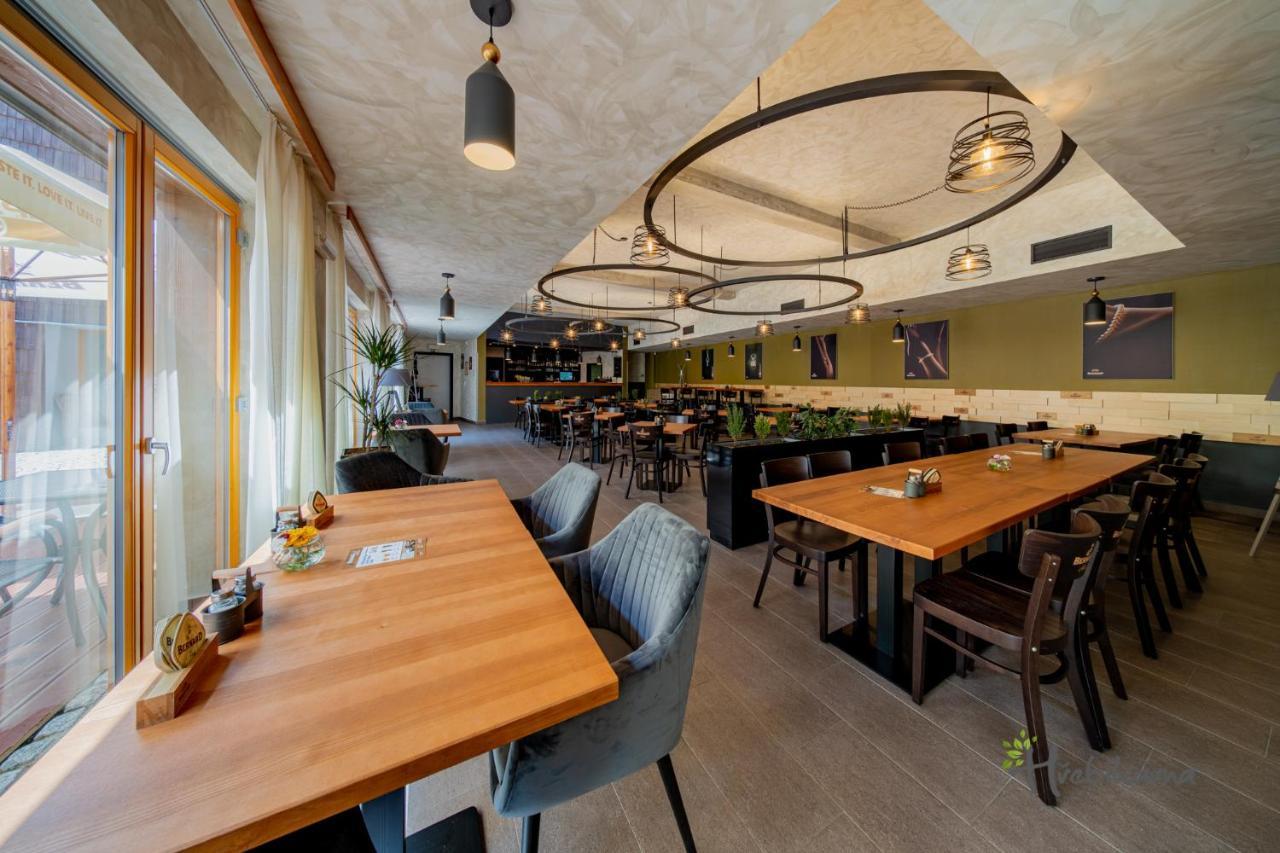 Restaurace a Pension Hřebíkárna Chomutov Esterno foto