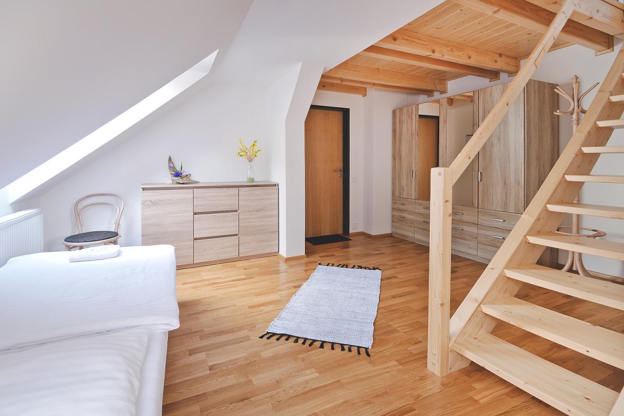 Restaurace a Pension Hřebíkárna Chomutov Esterno foto