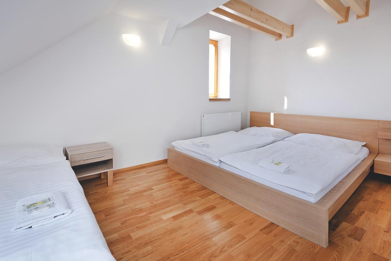 Restaurace a Pension Hřebíkárna Chomutov Esterno foto